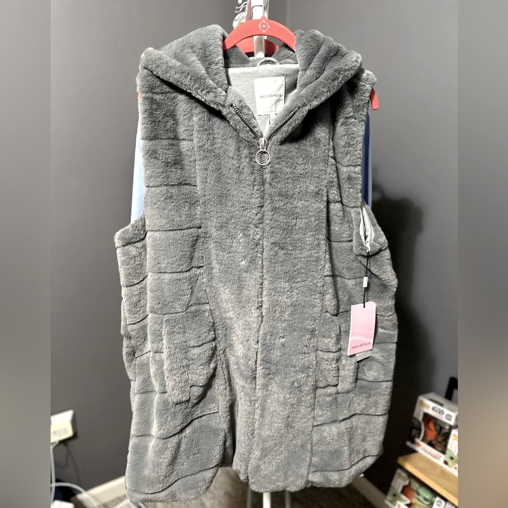 NWT Avec Les Filles grey faux fur vest with hood